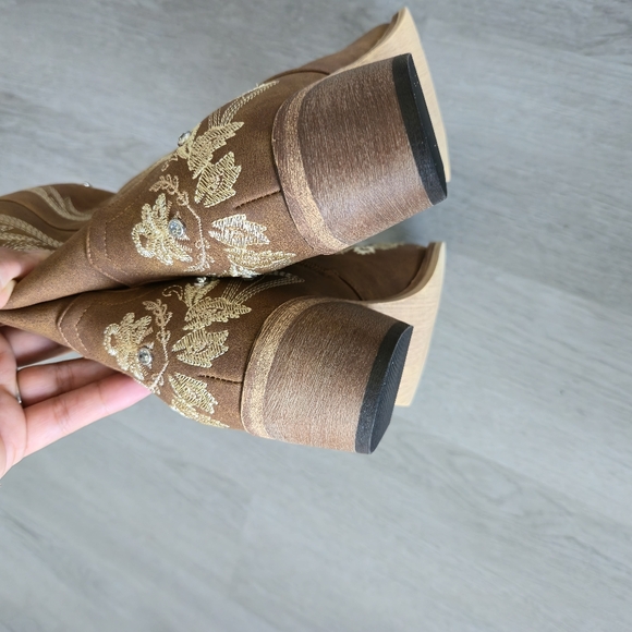 Embroidered Tan Western Cowboy Boots - Picture 5 of 15